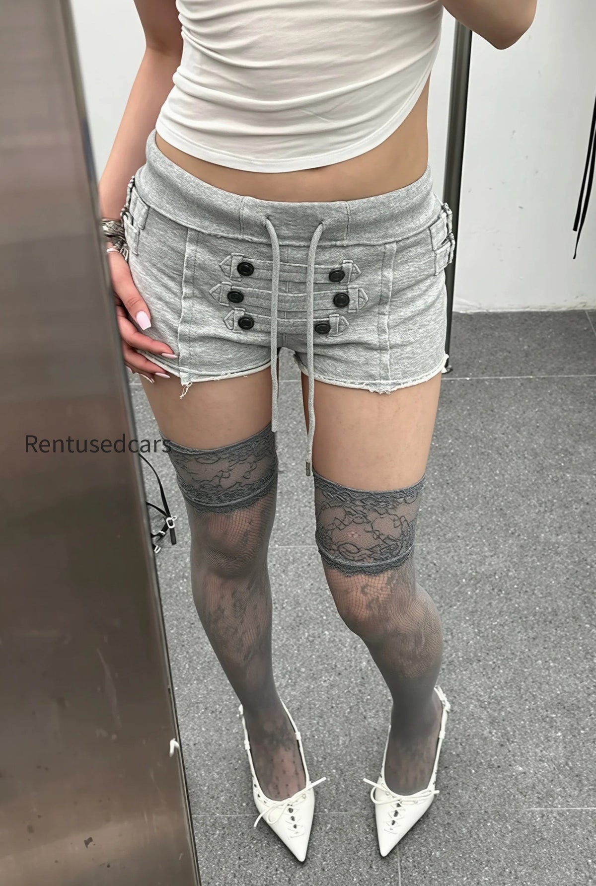 chic-y2k-streetwear-distressed-denim-booty-shorts